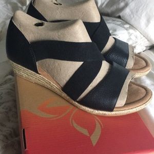 NWOT Comfortiva “Brye” Sandals